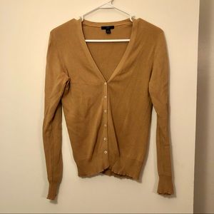 3/$15 ✨ Beige Gap cardigan with pearl buttons